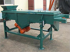 碳鋼加裝料斗的雙層直線振動篩。