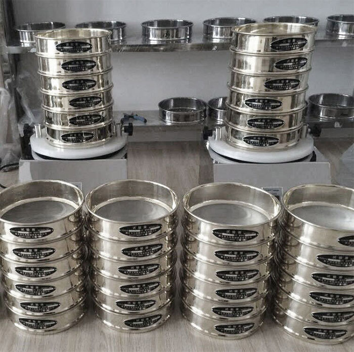 試驗篩采用SUS403不生銹材質，篩框壁厚0.6mm經久耐用不變形，可耐400°高溫，可用于無機，有機溶液。